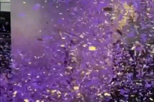 光辉岁月！莱利湖人雕像：右拳高举气势不凡！