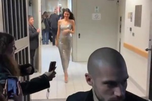 米切尔展示高难度扣篮！这个要放在扣篮大赛，要变成三个动作🏀