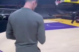 太辣.......眼睛！湖人名宿魔术师约翰逊之子EJ约翰逊