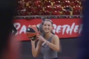 “致敬传奇”湖人vs森林狼兰德尔身穿科比球衣前往赛场...